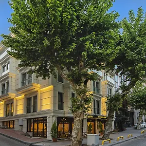 Grand Naki Hotell